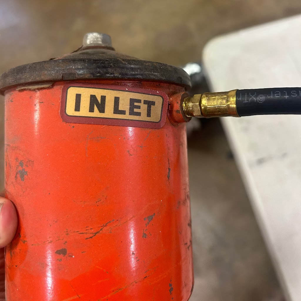647585 oil inlet hose location